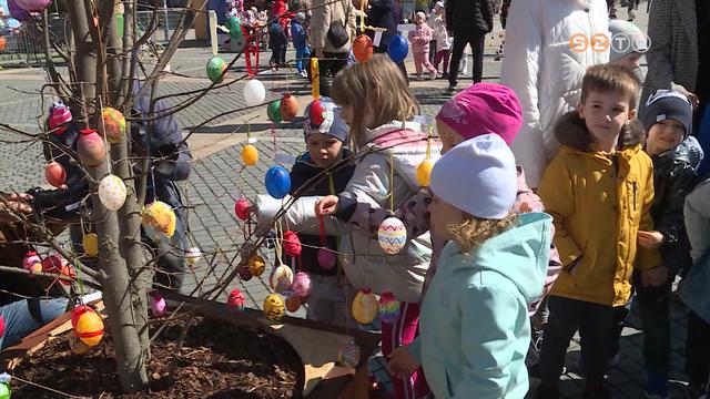 Óvodások díszítették fel a húsvéti vásár két tojásfáját Óvodások díszítették fel a húsvéti vásár két tojásfáját