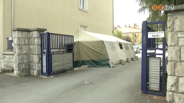 Szűrősátrat állítottak fel a MÁV-rendelő mellett Szűrősátrat állítottak fel a MÁV-rendelő mellett