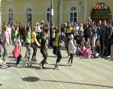 Táncra perdült a Fő tér vasárnap Táncra perdült a Fő tér vasárnap