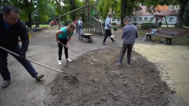 Önkéntes közösségek tisztították meg a parkokat, játszótereket Önkéntes közösségek tisztították meg a parkokat, játszótereket