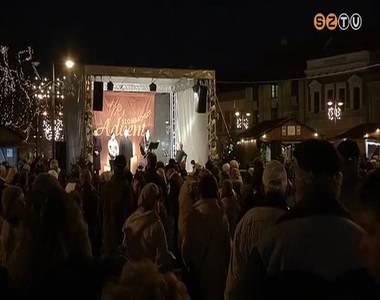 Fellobbant a negyedik gyertyal�ng