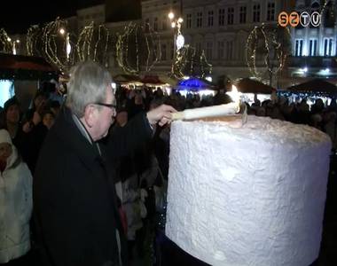 Fellobbant a l�ng a F� t�ri �ri�skoszor� els� gyerty�j�n