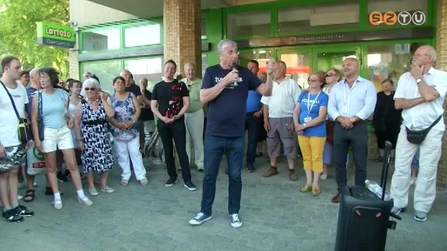 Nagy tömeg gyűlt össze Gyurcsány Ferenc utcafórumán a szombathelyi Domus áruháznál Nagy tömeg gyűlt össze Gyurcsány Ferenc utcafórumán a szombathelyi Domus áruháznál