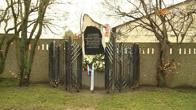 A roma holokauszt áldozataira emlékeztek a Jászai Mari utcai emlékműnél A roma holokauszt áldozataira emlékeztek a Jászai Mari utcai emlékműnél