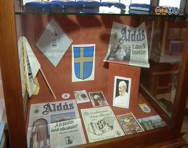 Kiállítás a székesegyházban a pápalátogatás 25. évfordulójának tiszteletére Kiállítás a székesegyházban a pápalátogatás 25. évfordulójának tiszteletére