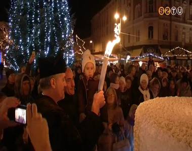 Fellobbant a m�sodik adventi gyertyal�ng a F� t�ren