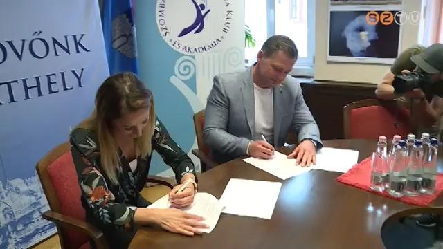 Aláírta egyéves szerződését az SZKKA bombaigazolása, a BL-győztes Orbán Adrienn Aláírta egyéves szerződését az SZKKA bombaigazolása, a BL-győztes Orbán Adrienn