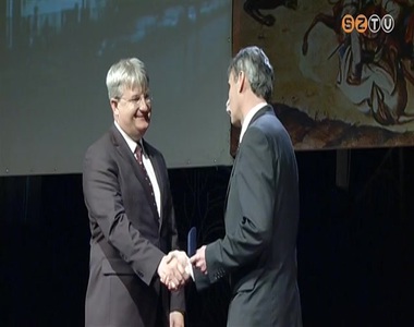 P�ldak�peket �ll�tanak az iskola di�kjainak