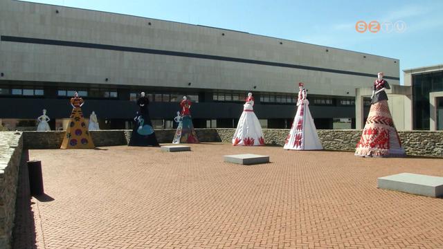 Gigantikus méretű ruhaszobrokból nyílt szabadtéri kiállítás az Iseumban Gigantikus méretű ruhaszobrokból nyílt szabadtéri kiállítás az Iseumban