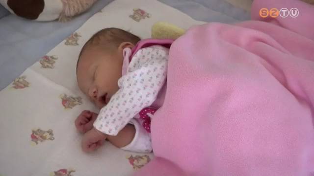 Kisl�ny lett az �v els� szombathelyi kisbab�ja