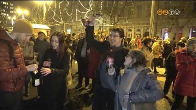 Zenével, utcabállal, pezsgővel, nagy tömeggel köszöntötte az újévet Szombathely Zenével, utcabállal, pezsgővel, nagy tömeggel köszöntötte az újévet Szombathely