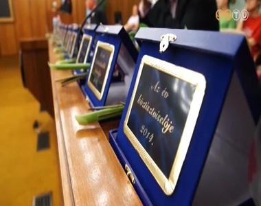 K�ztisztvisel�ket t�ntettek ki a v�rosh�z�n