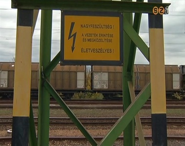 S�lyosan megs�r�lt az a pec�li fiatal, akit 25 ezer voltos �ram�t�s �rt a v�pi vas�t�llom�son