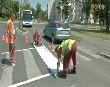 Festik az �tburkolati jeleket a SZOVA Zrt. munkat�rsai