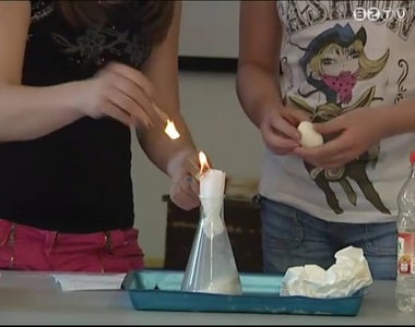 K�miai �s fizikai k�s�rleteket mutattak be a Reguly Antal �ltal�nos Iskol�ban