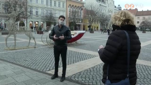 Szokásos heti gyors sajtótájékoztatóját tartotta a Fő téren Ungár Péter Szokásos heti gyors sajtótájékoztatóját tartotta a Fő téren Ungár Péter