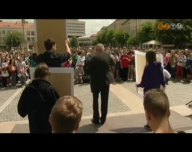 Több száz lelkes diák szavalta el Weöres Sándor Valse Triste című versét