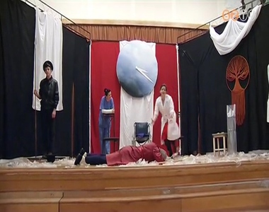 Az ember trag�di�ja igenis m�lt� a nevet�sre