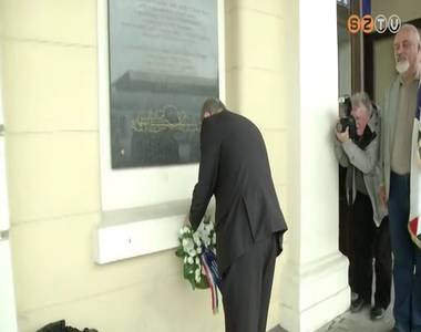 Emlékművet koszorúztak a vasútállomáson Emlékművet koszorúztak a vasútállomáson