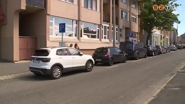 Tilosban várakoznak az autók az orvosi rendelő előtt Tilosban várakoznak az autók az orvosi rendelő előtt