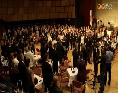 Vesz�ly a szalagavat�kon