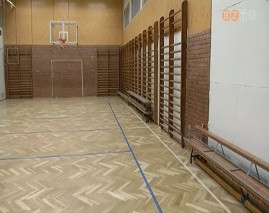 �tadt�k a Neumann J�nos �ltal�nos Iskola fel�j�tott tornatermi sz�rny�t