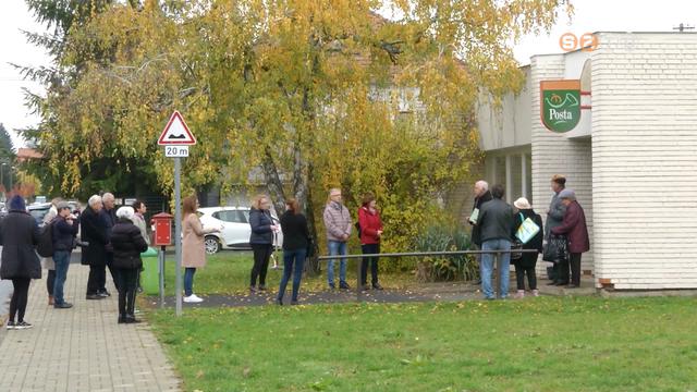 Négy év után újra megnyitott a 3-as számú postahivatal a Laky Demeter utcában Négy év után újra megnyitott a 3-as számú postahivatal a Laky Demeter utcában