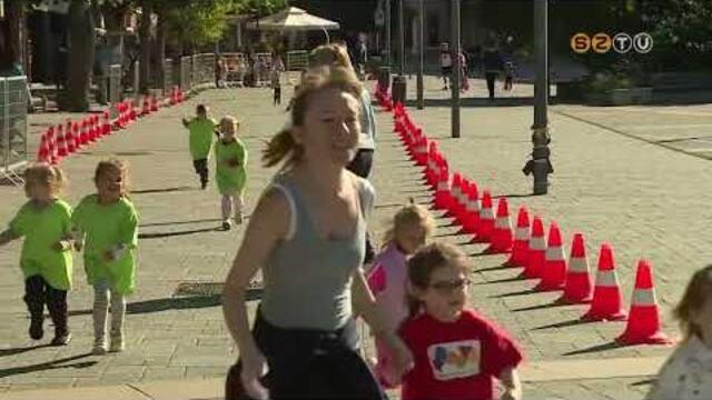 Több száz gyerek futott együtt a szombathelyi Fő téren a Városi Diák- és Szabadidősport Napon Több száz gyerek futott együtt a szombathelyi Fő téren a Városi Diák- és Szabadidősport Napon