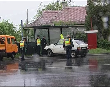 Buszmeg�ll�ba rohant az aut�