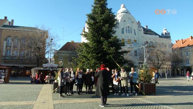 Flashmobbal lepték meg a járókelőket a művészetis diákok Flashmobbal lepték meg a járókelőket a művészetis diákok