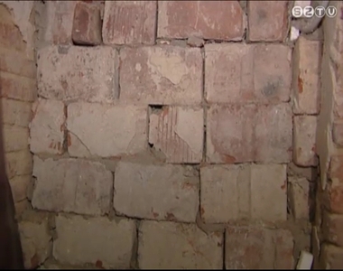 Kibontotta egy belv�rosi cip�szm�hely fal�t, �gy jutott be egy bet�r� az �zletbe