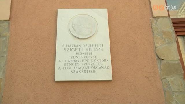 Az egykori Szigeti-ház falára helyezték át a neves zenetudós, Szigeti Kilián emléktábláját Az egykori Szigeti-ház falára helyezték át a neves zenetudós, Szigeti Kilián emléktábláját