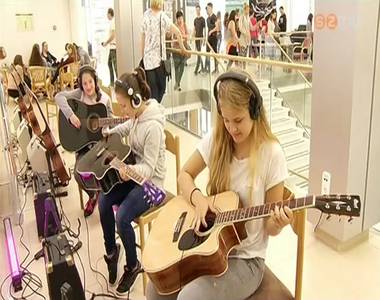 Hangszert a k�zbe!