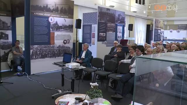 El�ad�sok, k�nyvbemutat�k ut�n d�szoklevelek �tad�sa is r�sze volt a XXVI. P�tria Napnak