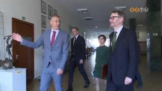 Szombathelyre �rkezett Justin McKenzie Smith brit nagyk�vet