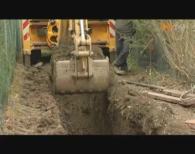 Csatorna�p�t�si munk�k kezd�dtek napokban az Ernuszt Kelemen utc�ban