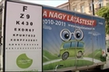 Látásteszt Roadshow volt a Fő téren
