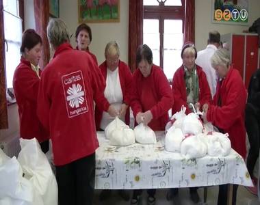 H�rom �s f�l tonna lisztet oszt sz�t a karit�sz