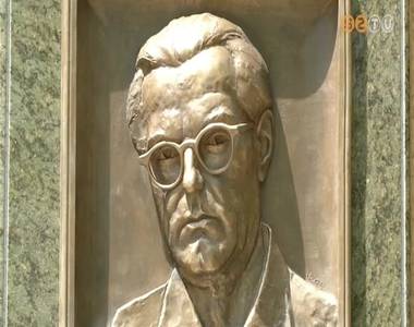 Eml�kt�bl�t avattak Nagyabonyi Vargha K�roly tisztelet�re