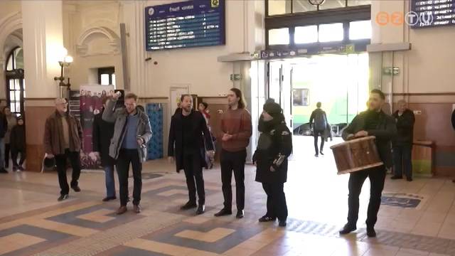 A komolyzene megszerettetéséért koncerteztek a vasútállomáson A komolyzene megszerettetéséért koncerteztek a vasútállomáson