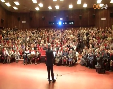 F�rumot tartott a rezsics�kkent�sr�l a korm�nyp�rt az AGORA-Savaria Filmsz�nh�zban