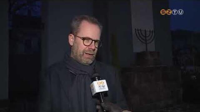 Közös hanukai gyertyagyújtás és emlékkő-avatás a holokauszt áldozatainak tiszteletére Közös hanukai gyertyagyújtás és emlékkő-avatás a holokauszt áldozatainak tiszteletére