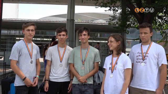 Ezüstérmet nyert két szombathelyi diák az Ifjú Fizikusok Versenyének világdöntőjén Ezüstérmet nyert két szombathelyi diák az Ifjú Fizikusok Versenyének világdöntőjén