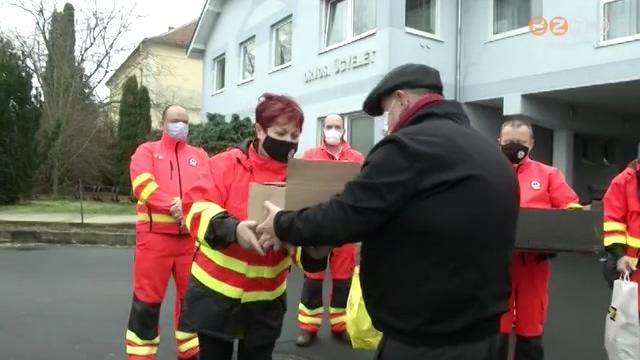 Ajándékot vittek a megyei közgyűlés vezetői a megye valamennyi mentőállomására Ajándékot vittek a megyei közgyűlés vezetői a megye valamennyi mentőállomására