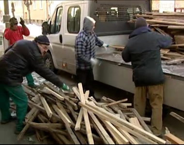 Tüzelőt oszt több rászoruló családnak is a Savaria Rehab Team Tüzelőt oszt több rászoruló családnak is a Savaria Rehab Team