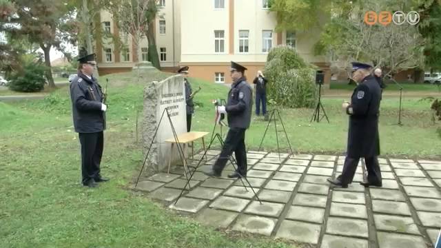 Saj�t halottaikra eml�keztek a rend�rs�g munkat�rsai