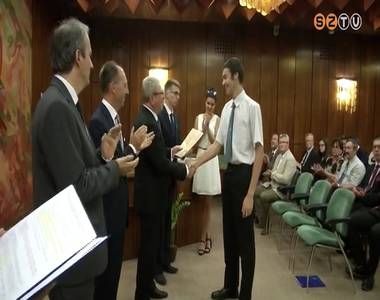 Tanulmányi versenyeken sikeres diákok és tanáraik munkáját ismerték el a városházán Tanulmányi versenyeken sikeres diákok és tanáraik munkáját ismerték el a városházán