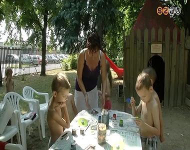 Kis tud�sokkal telt meg a Gyermekek H�za udvara