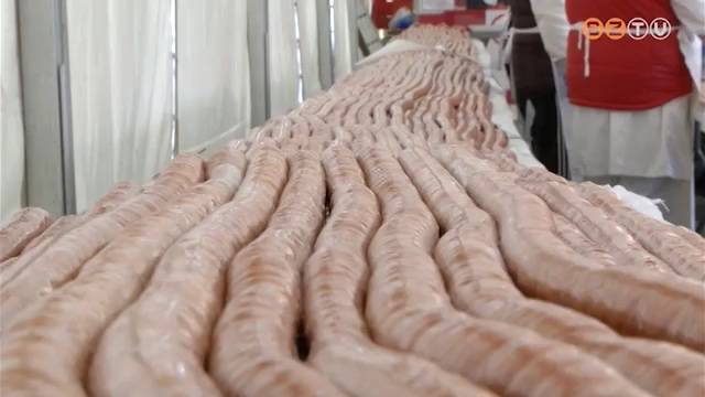 Böllérverseny rekord hosszúságú kolbásszal Böllérverseny rekord hosszúságú kolbásszal