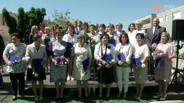 Huszonöten vehettek át kitüntetést a Városháza teraszán pedagógusnap alkalmából Huszonöten vehettek át kitüntetést a Városháza teraszán pedagógusnap alkalmából